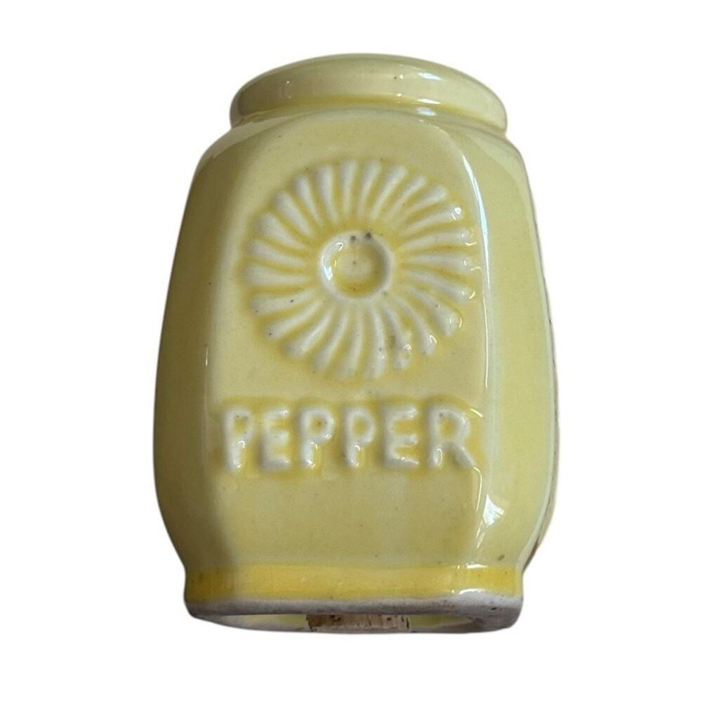 VTG Shawnee Fern Pepper Shaker Kitchen Cabin Cottage‎ Grannycore Yellow READ
